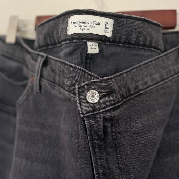 On-trend 90's-style high rise relaxed jeans in the signature Curve Love fit. - Picture 2 of 3